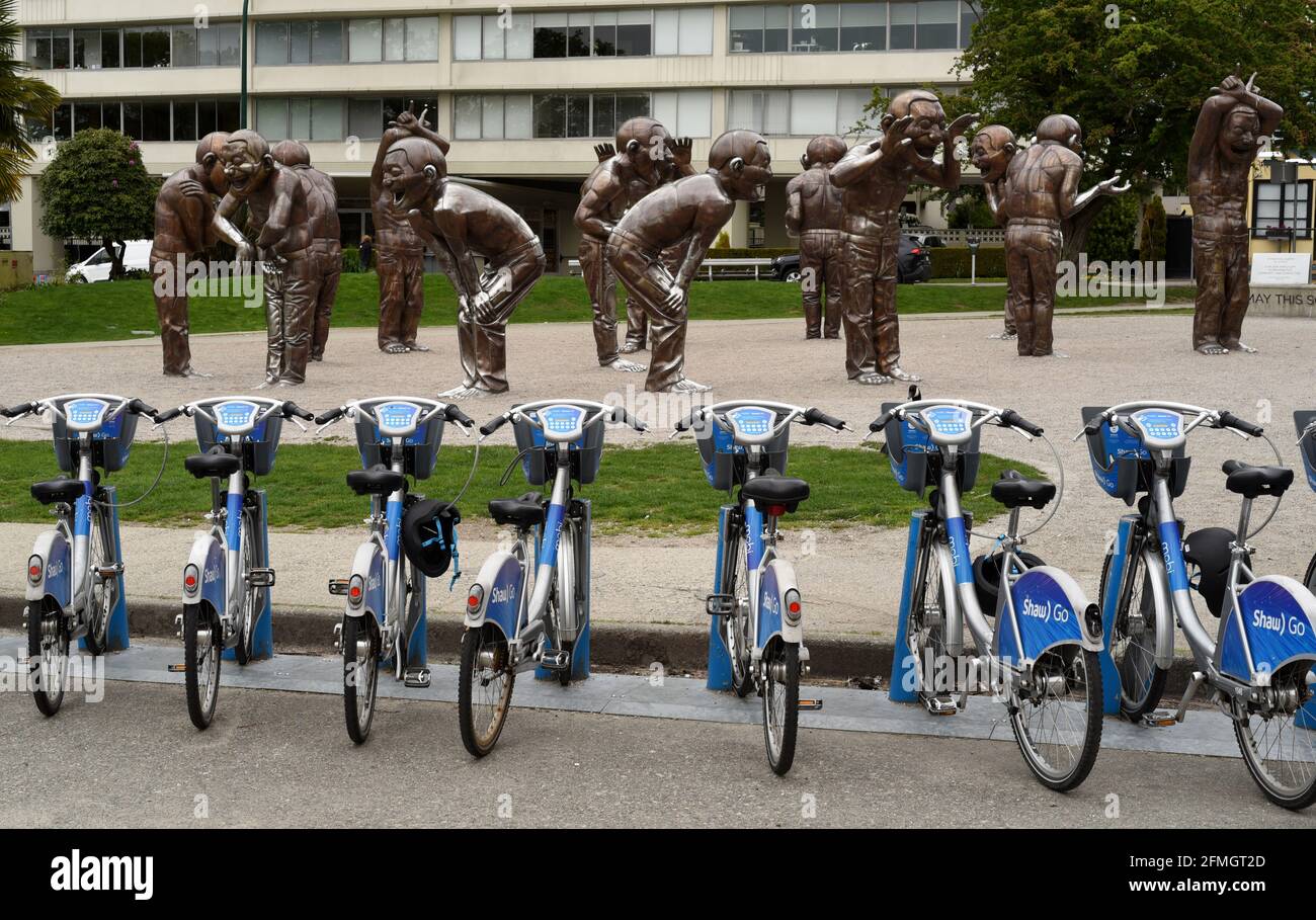 Mobi Shaw Go bicicleta compartir bicicletas sentarse encerrado en un stand  oficial listo para los clientes junto a las estatuas de La escultura  A-Maze-ing Risas por arte Fotografía de stock - Alamy