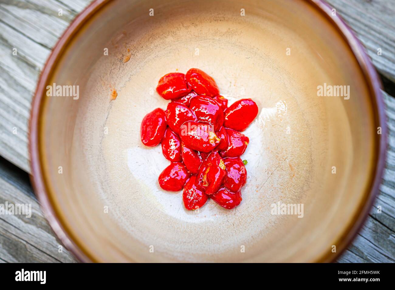 Macro de primer plano de melón amargo vegetal semillas rojas que recubren eso sabe y se parece a