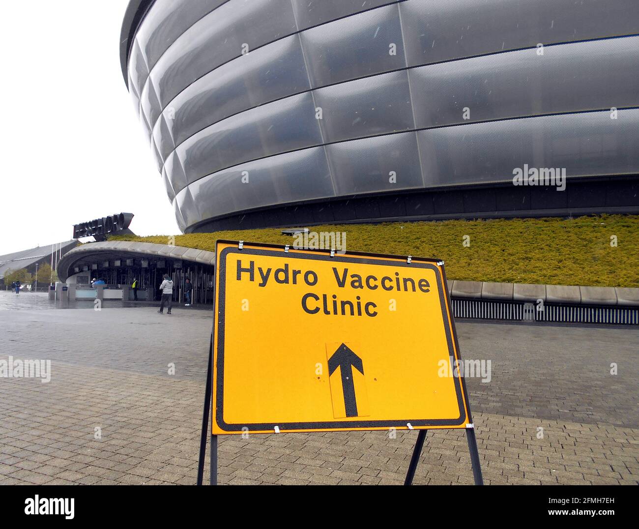 Un letrero fuera del centro de conciertos Hydro en Glasgow, indica que aquí es donde usted recibe su vacuna anti-virus, para el virus Covid en Glasgow. Mayo de 2010. ALAN WYLIE/ALAMY© Foto de stock