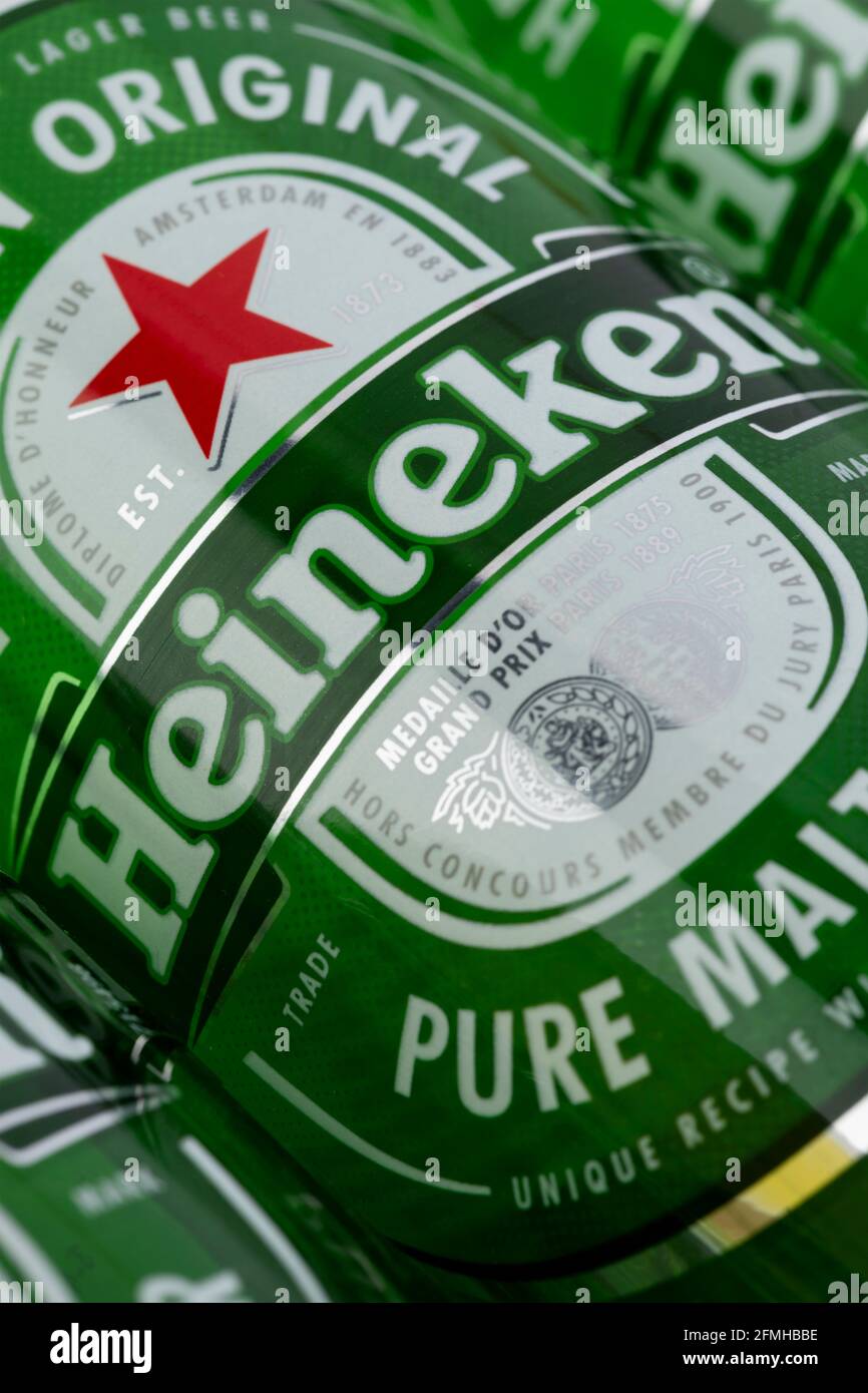 El logotipo de la marca de cerveza holandesa Heineken aparece en una etiqueta en una de las botellas de cerveza de la empresa. Foto de stock