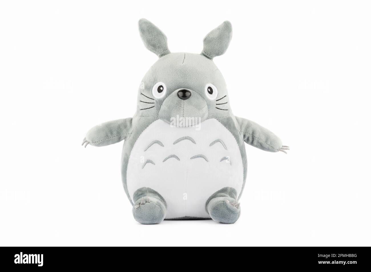 Un peluche del personaje Totoro de la película Mi vecino Totoro. Foto de stock