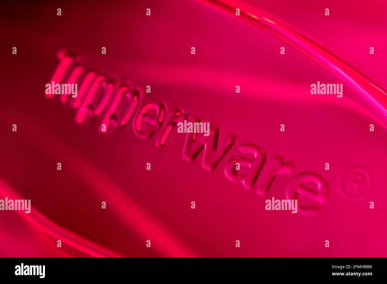 Un primer plano del logotipo de Tuppwerware tal como se ve en el lateral de uno de los productos de almacenamiento de la empresa. Foto de stock