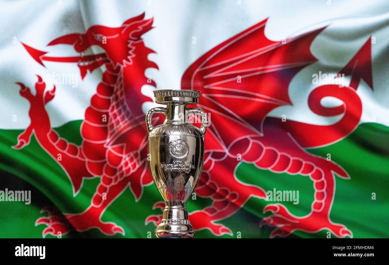 10 de abril de 2021. Cardiff, Gales. Copa del Campeonato Europeo de la UEFA con la bandera de Gales en el fondo. Foto de stock