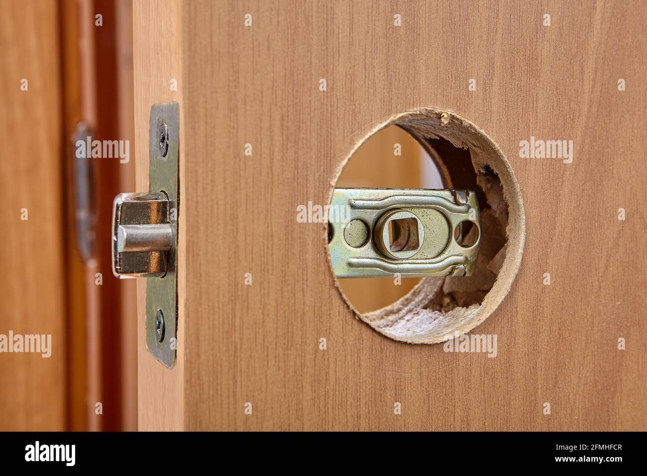 La manija de la puerta con palanca con pestillo está instalada en una puerta  interior de madera Fotografía de stock - Alamy