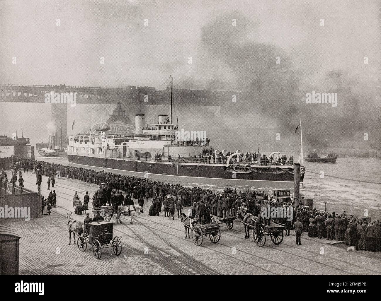 Una vista de finales del siglo 19th del HMS Victoria sobre el río Tyne, con el puente de alto nivel Newcastle-upon-Tyne en el fondo. Ella era la nave principal en su clase de dos acorazados de la Marina Real. El 22 de junio de 1893, chocó con el HMS Camperdown cerca de Trípoli, Líbano, durante maniobras y rápidamente se hundió, matando a 358 miembros de la tripulación, incluido el comandante de la Flota Mediterránea Británica, el vicealmirante Sir George Tryon. Uno de los sobrevivientes fue el oficial ejecutivo John Jellicoe, más tarde comandante en jefe de la Gran Flota Británica en la Batalla de Jutlandia. Foto de stock