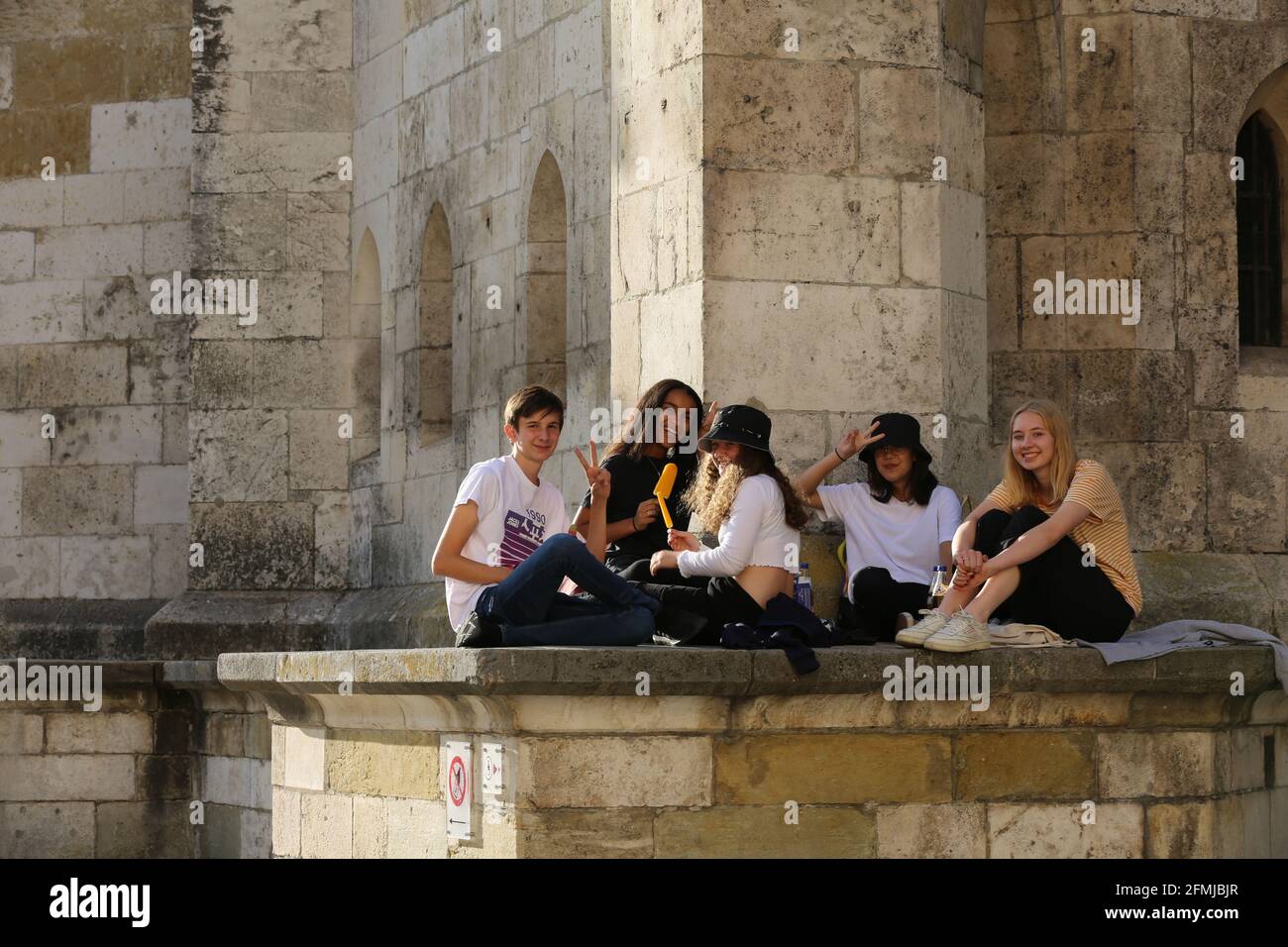 Regensburg Innenstadt oder City mit jungen Menschen die vor dem Dom sitzen Foto de stock