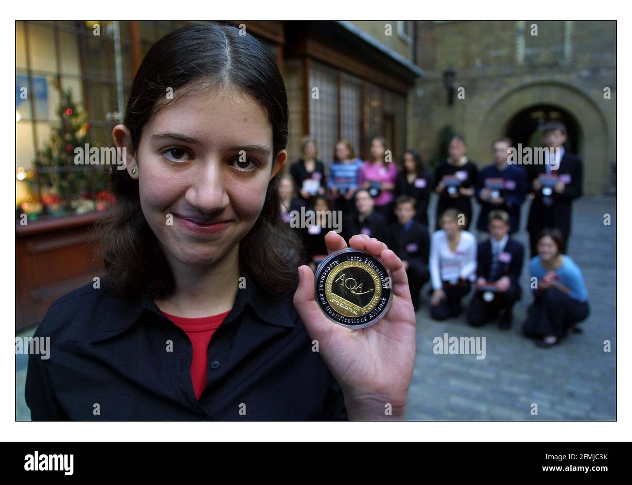 Rachael E Horrocks de Kings School, Ottey St Mary ganó el premio GCSE 'Estudiante del Año', en una ceremonia en Londres. Ella fue la estudiante con mejor desempeño en la categoría de Ciencias y fue elegida entre los 16 ganadores de premios para el premio general. pic David Sandison 15/11/2001 Foto de stock