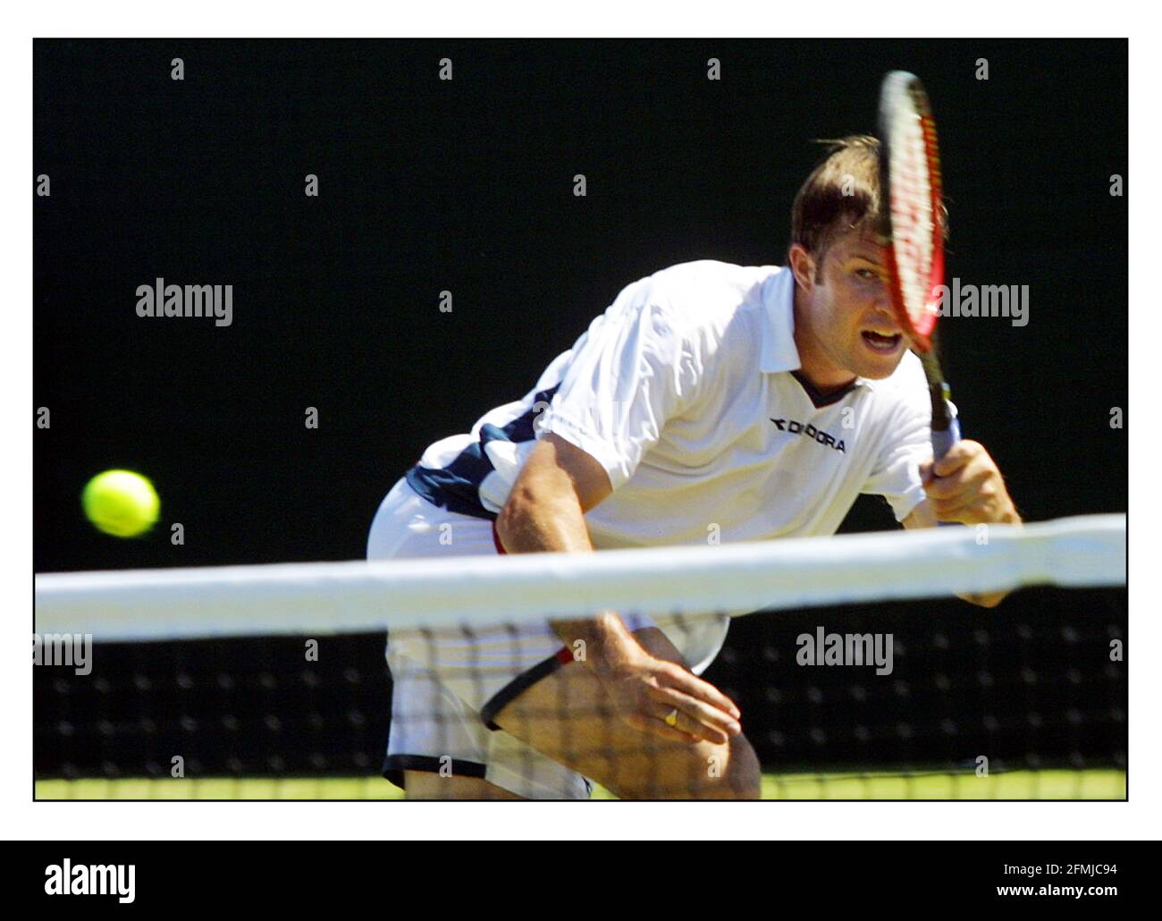 Wimbledon Día 3...Barry Cowan (GBR) que perdió ante Nicholas Lapenti (ECU) Pic. David Sandison 26/6/2002 Foto de stock