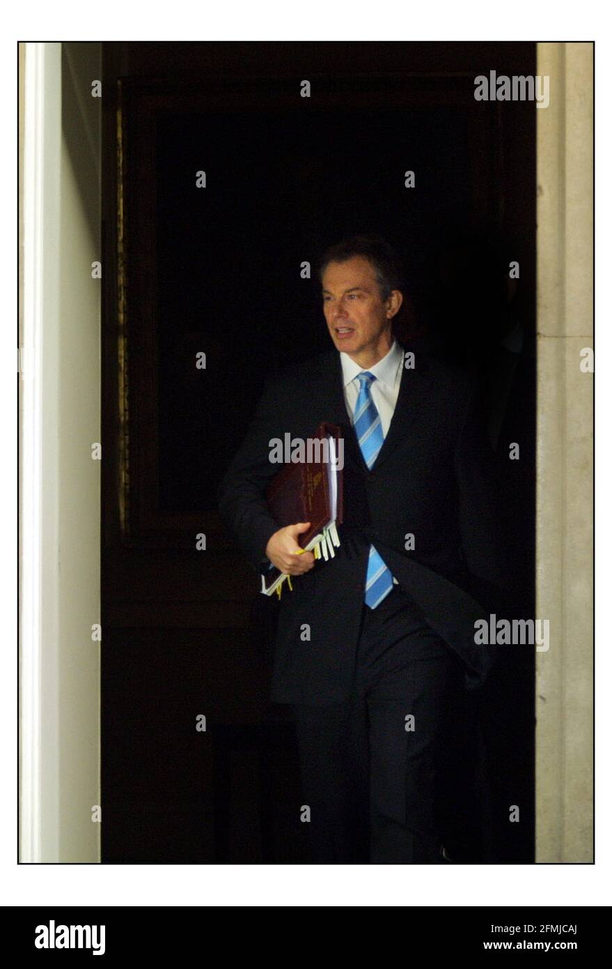 Tony Blair sale hoy de Downing Street para reunir apoyo antes del debate de guerra en los comunes. pic David Sandison 18/3/2003 Foto de stock