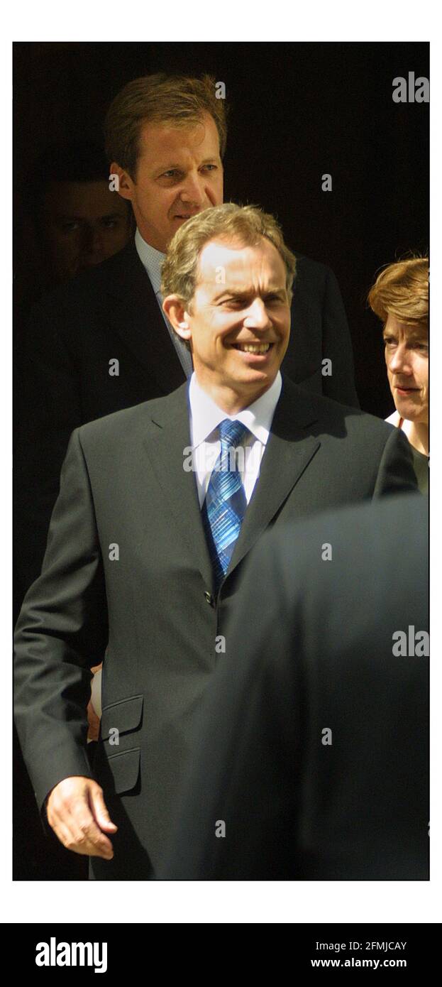 Tony Blair y Alastair Campbell saliendo de Downing Street. pic David Sandison 11/7/2003 Foto de stock