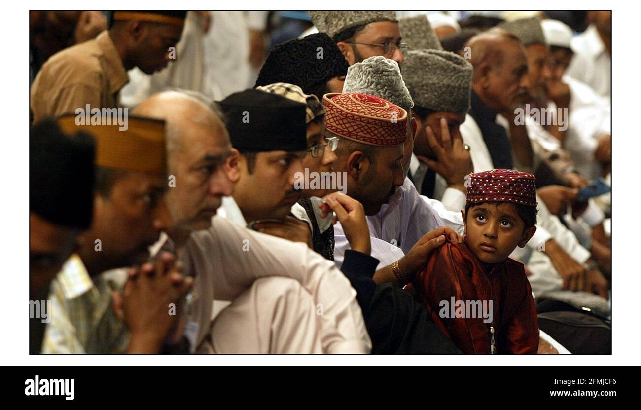 Ahmadiyya Convenio anual musulmán celebrado en Tilford, Surrey. Las oraciones fueron dirigidas por Hadhrat Mirza Masroor Ahmad, el jefe supremo de la comunidad internacional Ahmadiyya Muslimcommunity. pic David Sandison 30/7/2004 Foto de stock