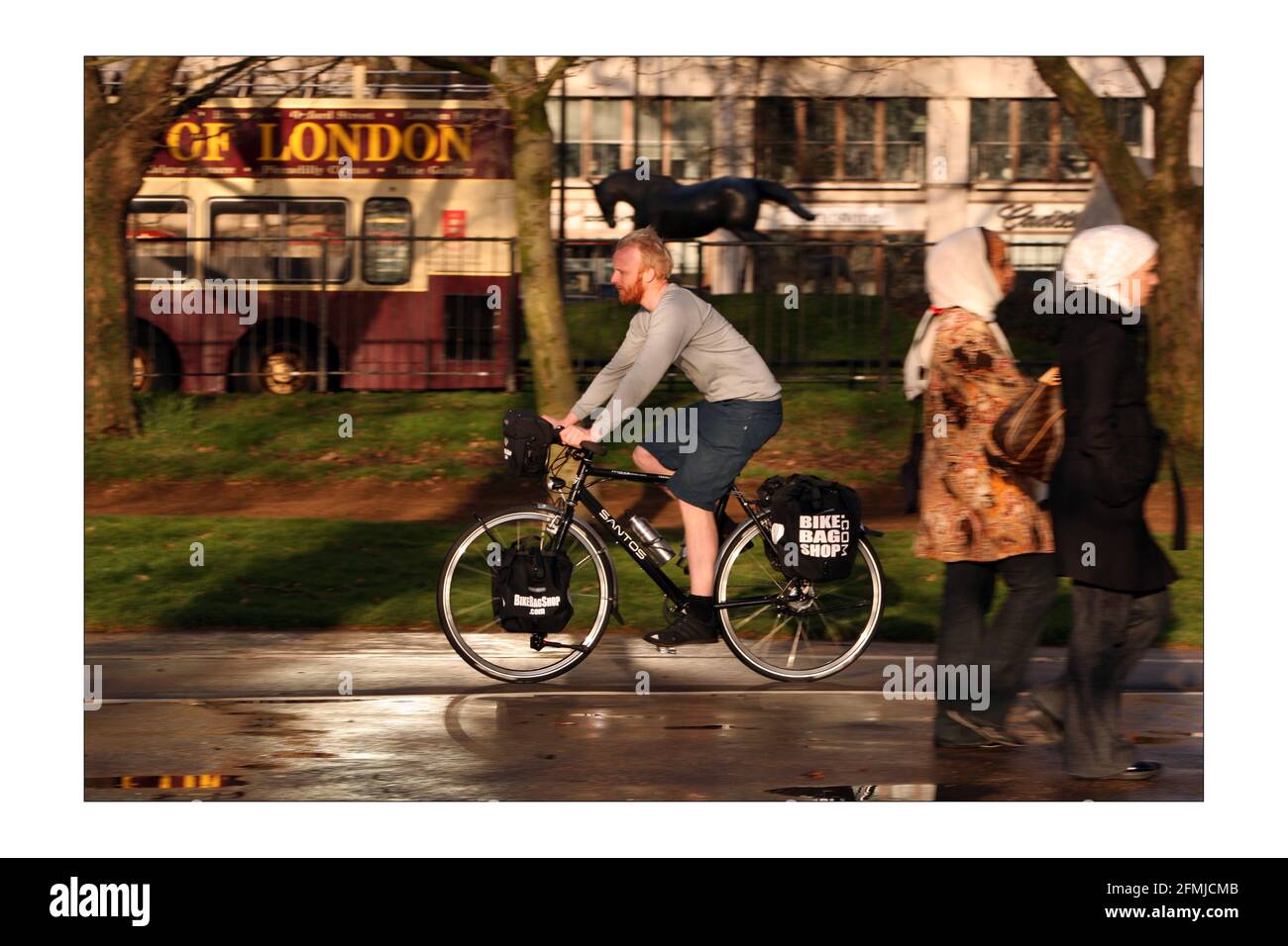 James Bowthorpe montando su bicicleta por todo el mundo para la caridad 'Whats Driving Parkinsons' entrevistado por Simon Usborne Photograph de David Sandison el Independiente Foto de stock
