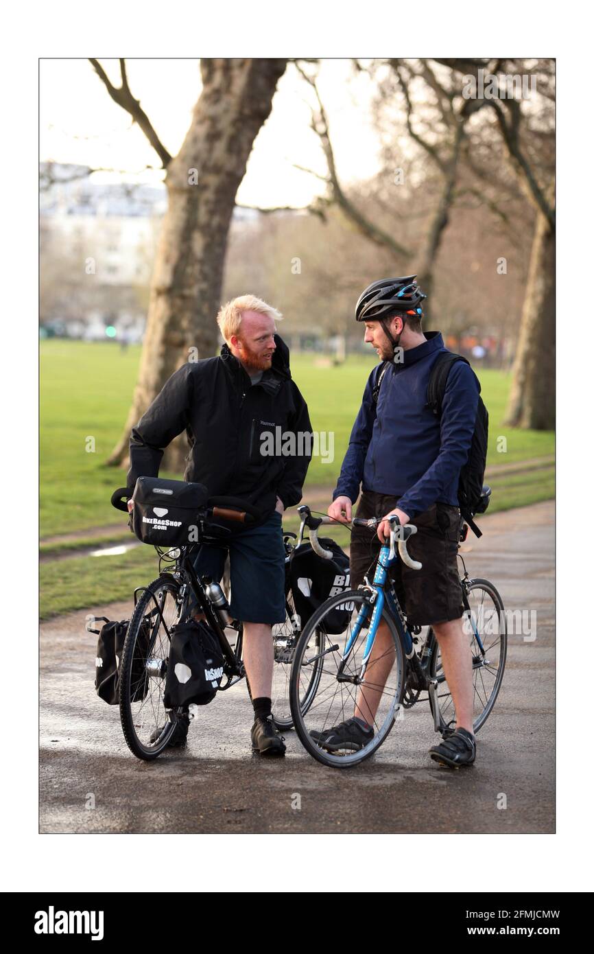 James Bowthorpe montando su bicicleta por todo el mundo para la caridad 'Whats Driving Parkinsons' entrevistado por Simon Usborne Photograph de David Sandison el Independiente Foto de stock