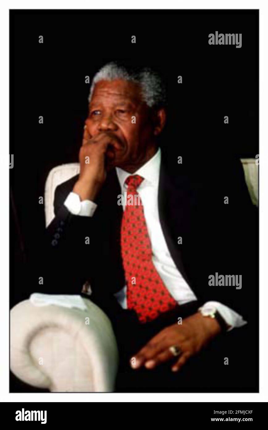 Nelson Mandela Presidente de Sudáfrica parece pensativo Foto de stock
