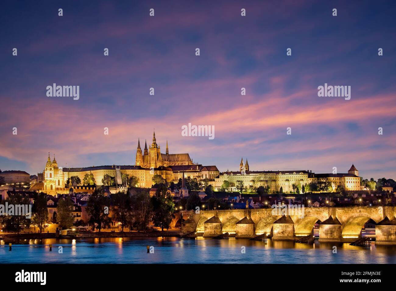 Castillo de Praga y el puente de Carlos por la noche, república Checa Foto de stock