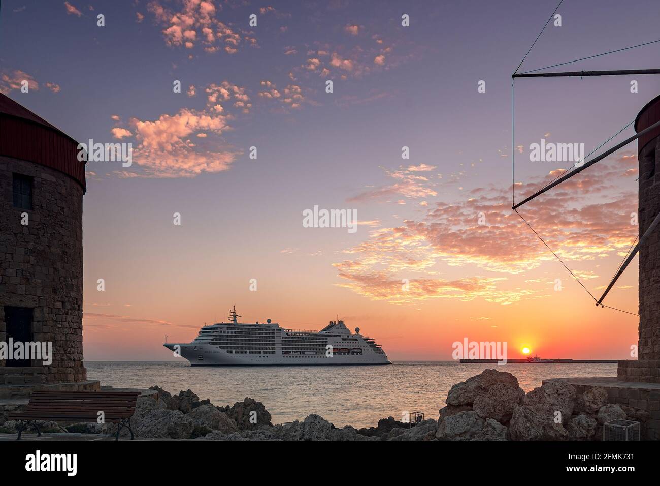 RHODES, GRECIA - 06 DE OCTUBRE de 2018: El barco crucero de lujo muse de plata se prepara para atracar en el puerto de la ciudad de rodas al amanecer. Foto de stock