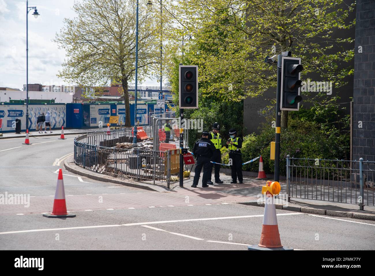 Birmingham, Reino Unido. 10th de mayo de 2021: La policía de West Midlands está investigando después de que los trabajadores de la construcción descubrieran restos humanos bajo un pavimento el domingo por la mañana (9th de mayo de 2021). Crédito: Ryan Underwood / Alamy Live News Foto de stock