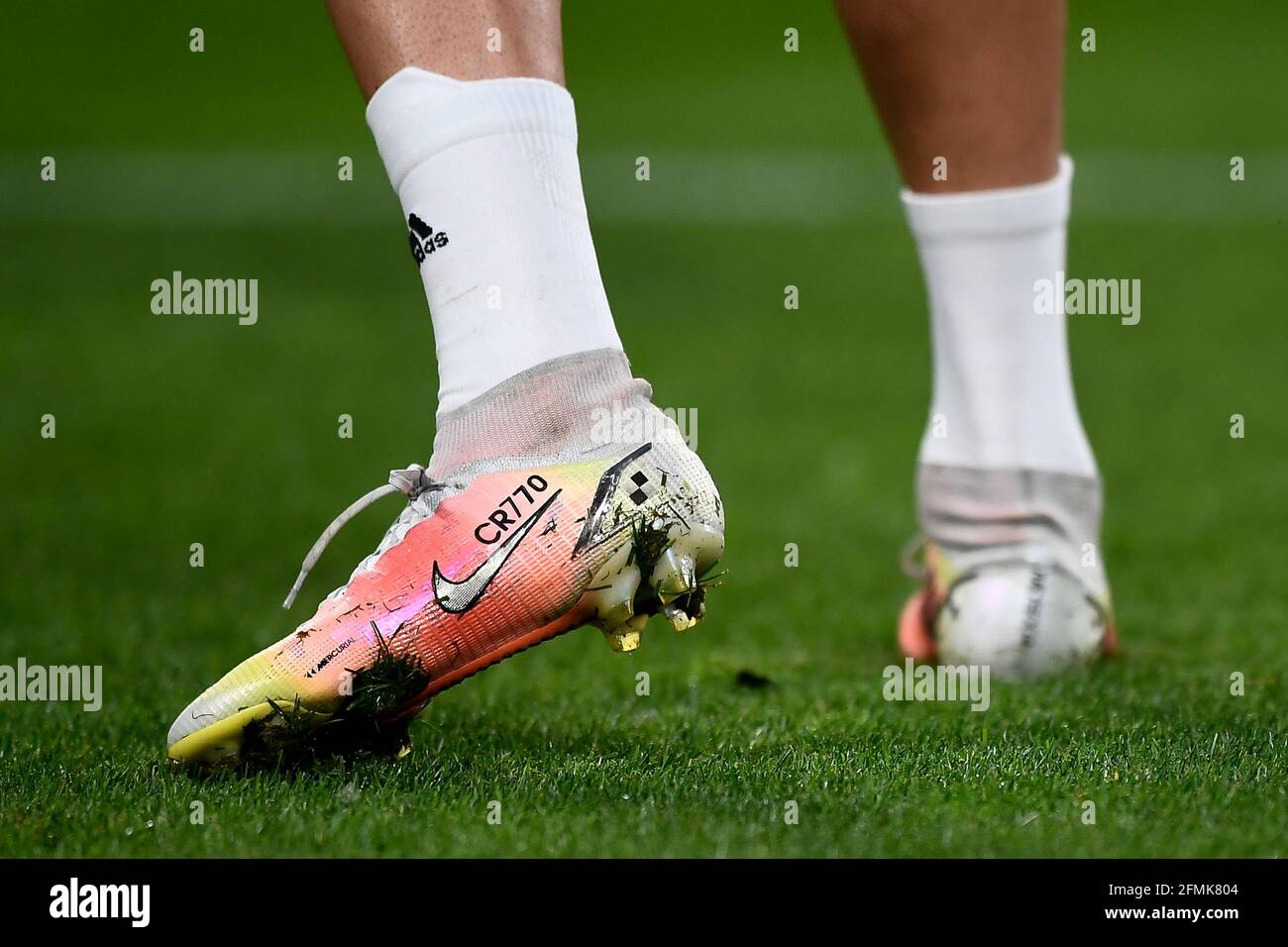 Turín, Italia. 09 de mayo de 2021. Las botas Nike Mercurial personalizadas  con la escritura 'CR770' de Cristiano Ronaldo de Juventus FC se ven durante  el calentamiento antes del partido de fútbol