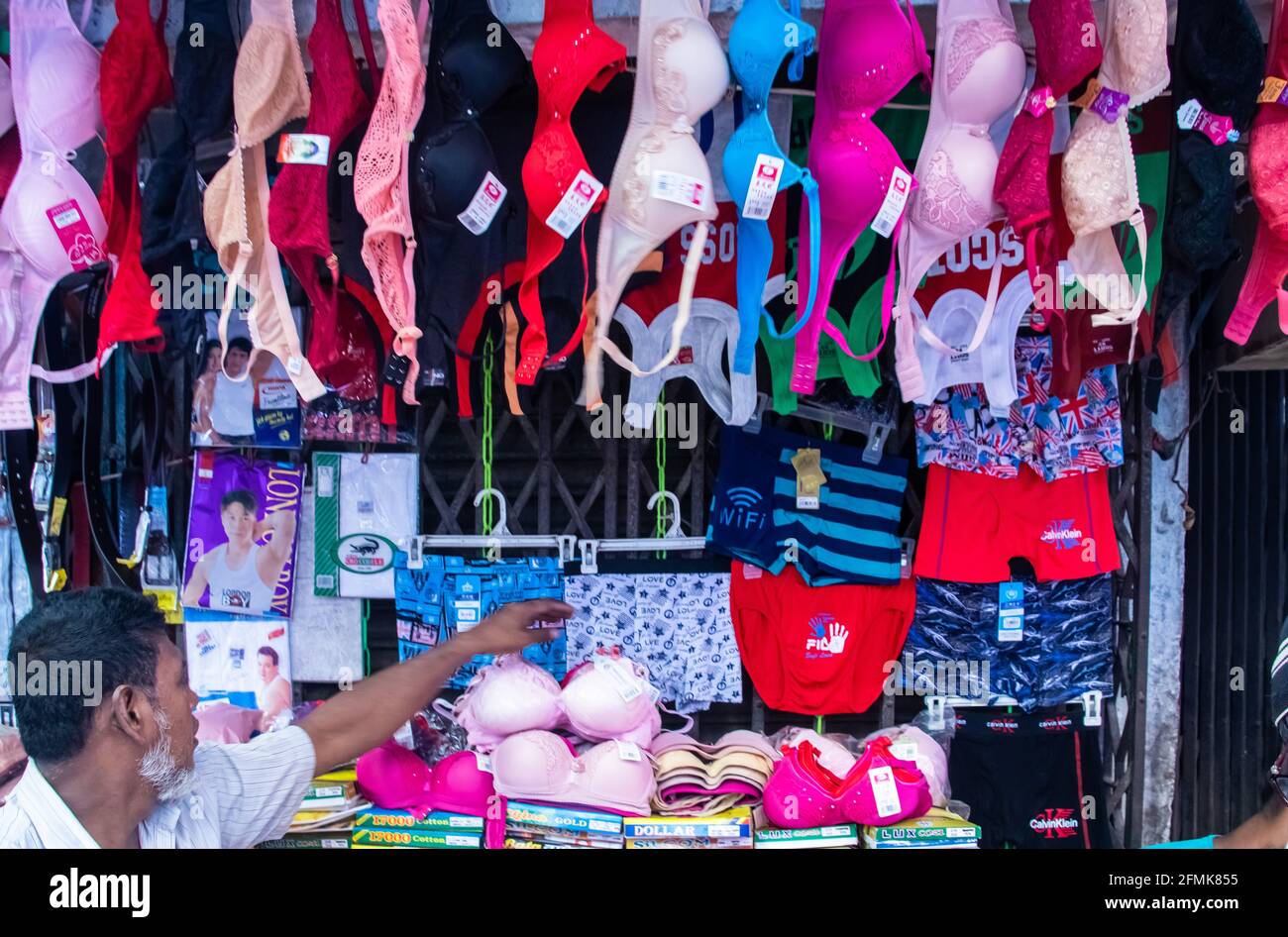 Tienda de Bra en el mercado, capturé esta imagen Chak Bazar, Dhaka, Bangladesh, Asia Foto de stock