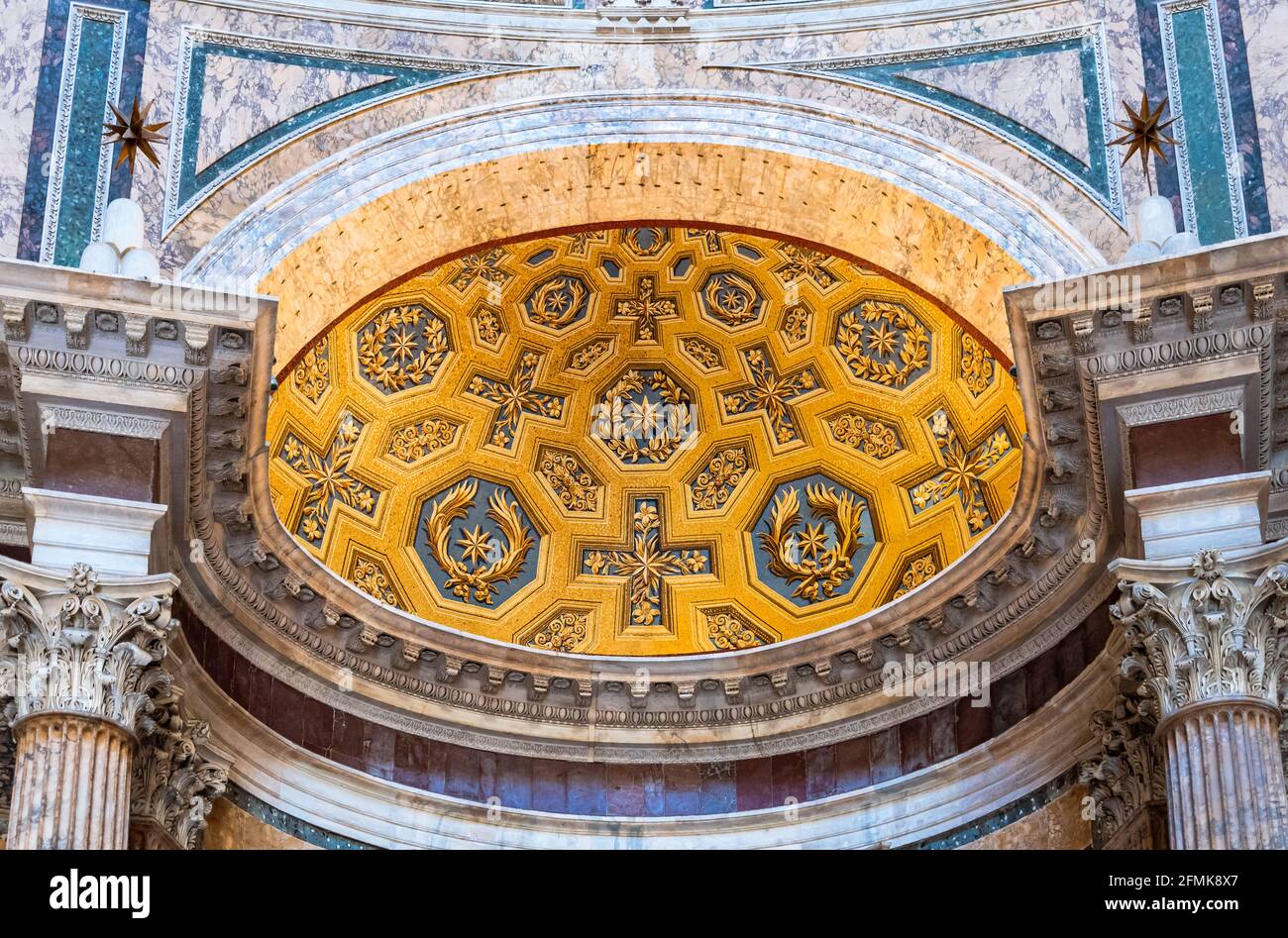 Primer plano en la decoración interior del techo abovedado de la catedral católica En Roma Foto de stock
