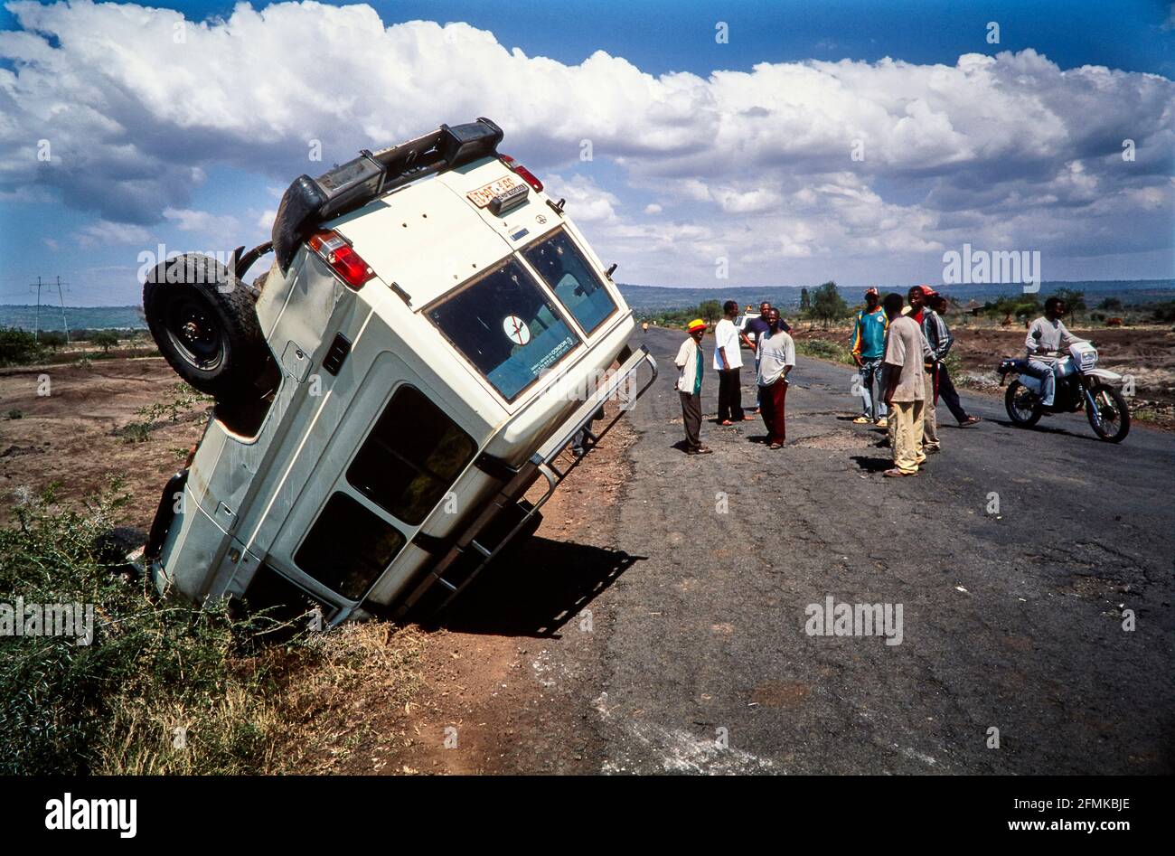Las carreteras etíopes son peligrosas. A menudo se ven restos de naufragios en el lado de la carretera. Aquí acaba de ocurrir un accidente en la carretera de Arba Minch a Shashem Foto de stock