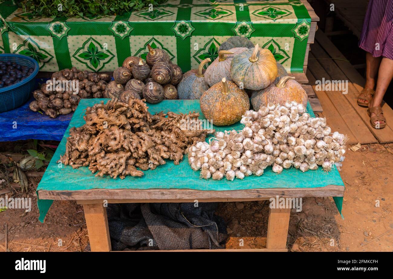 Calabazas, ajo, jengibre y verduras de raíz en un típico puesto de comida al borde de la carretera en Pong Song, Ban Keng Kang, cerca de Vang Vieng, provincia de Vientiane, Laos Foto de stock