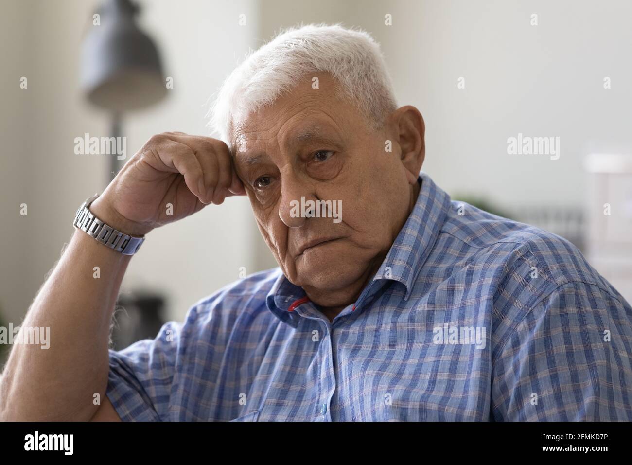 Malestar anciano hombre se siente desesperado cansado tener problemas de salud mental Foto de stock
