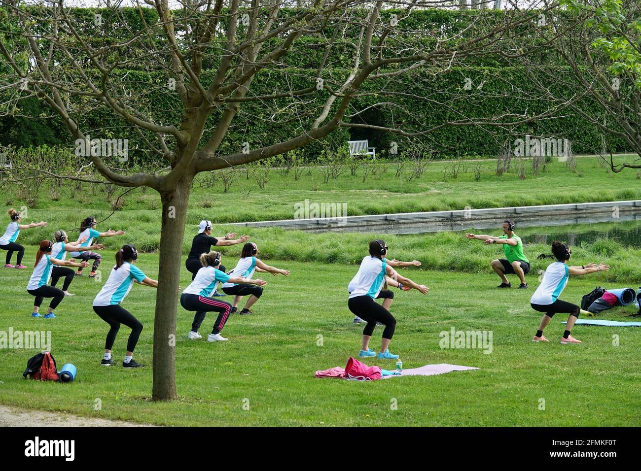 Entrenamiento al aire libre. Al aire libre. Las personas que hacen ejercicio en grupo en el parque manteniendo la distancia entre sí. Distanciamiento social después del coronavirus covid-19 qu Foto de stock