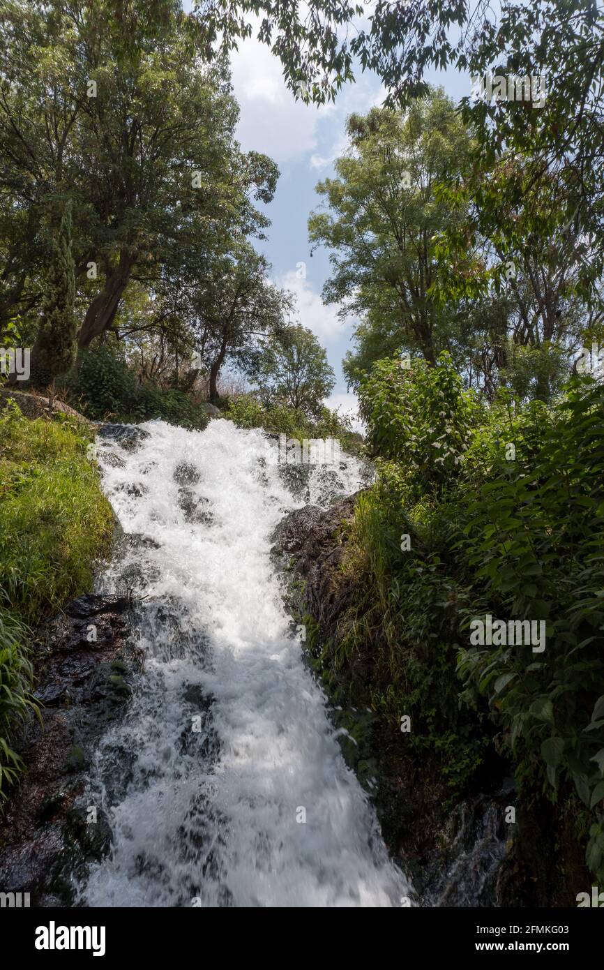 Disparo vertical de la cascada de San Pedro Atlixco en México Fotografía de  stock - Alamy