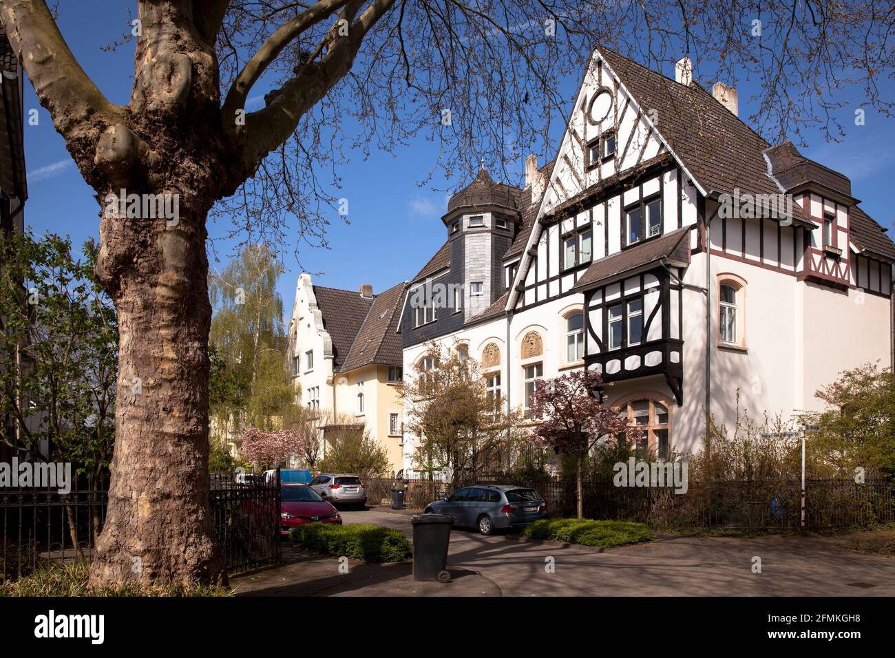 Casas en la calle Henry-T.-V.-Boettinger en el distrito de Wiesdorf, Leverkusen, Renania del Norte-Westfalia, Alemania. Haeuser en Der Henry-T.-V.-Boettinger-Stra Foto de stock