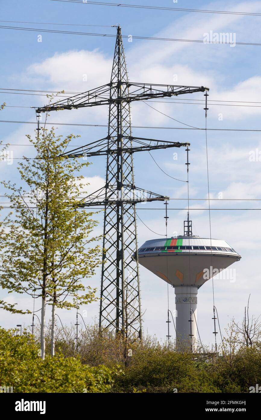 La torre de agua de Energieversorgung Leverkusen (suministro de energía Leverkusen ) y un pilón de alta tensión, Leverkusen, Renania del Norte-Westfalia, Alemania Foto de stock