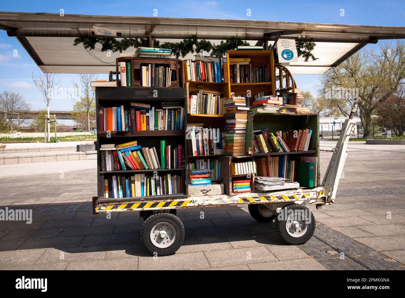 Biblioteca al aire libre en el parque Neuland, carrito de libros, Leverkusen, Renania del Norte-Westfalia, Alemania. Freiluft-Bibliothek im Neuland-Park en Leverkusen, Bu Foto de stock