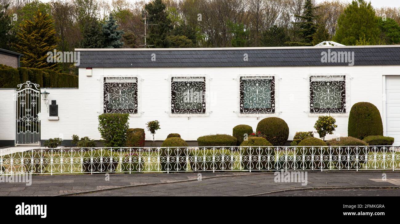 Bungalow con rejillas de ventana de hierro forjado y valla en Huerth, Renania del Norte-Westfalia, Alemania. Bungalow mit schmiedeeisernen Festergittern und Zaun Foto de stock