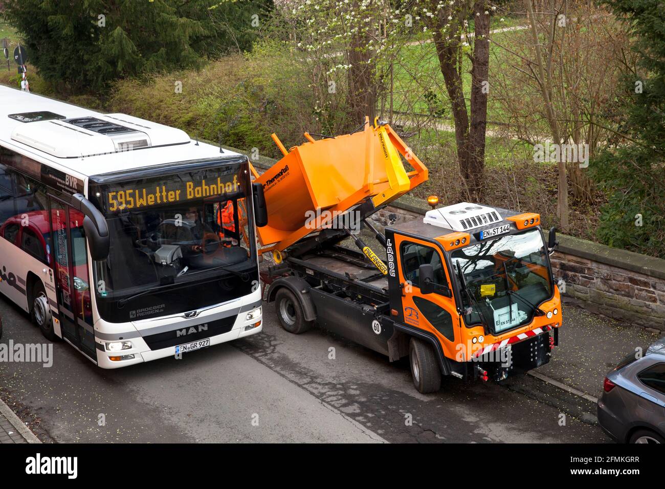 Las unidades de bus a través de una estrecha calle de un solo sentido en la ciudad de Wetter, Renania del Norte-Westfalia, Alemania. Linienbus faehrt durch eine enge Einbahnstrasse i Foto de stock