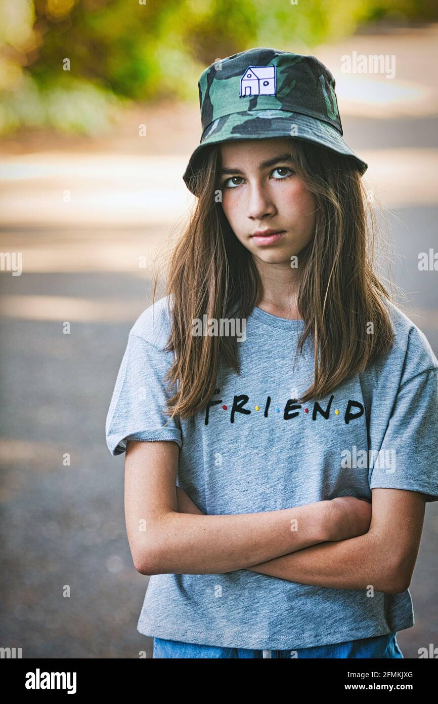 Chica de verano fresca en camiseta y sombrero de cubo. Foto de stock