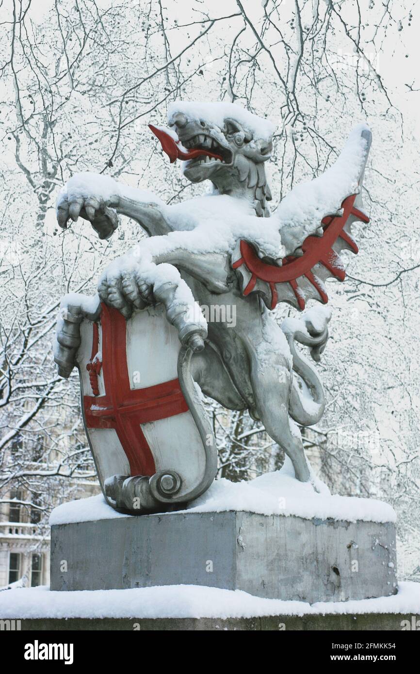 Nieve que cubre una de las esculturas de dragón de la ciudad de Londres en el terraplén Victoria, febrero de 2009 Foto de stock