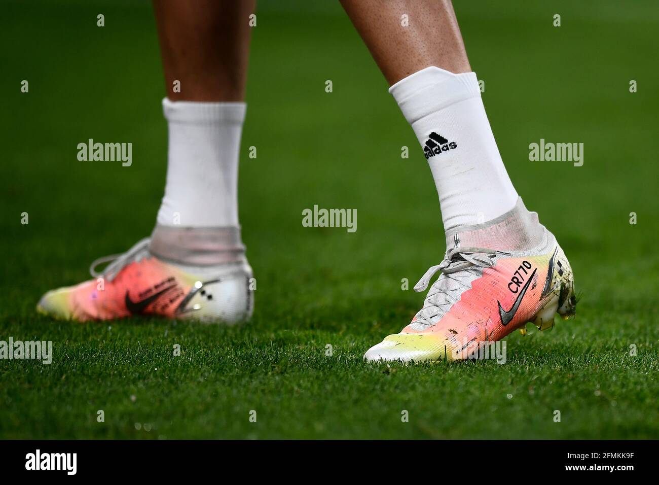 Turín, Italia. 09 de mayo de 2021. Las botas Nike Mercurial personalizadas  con la escritura 'CR770' de Cristiano Ronaldo de Juventus FC se ven durante  el calentamiento antes del partido de fútbol