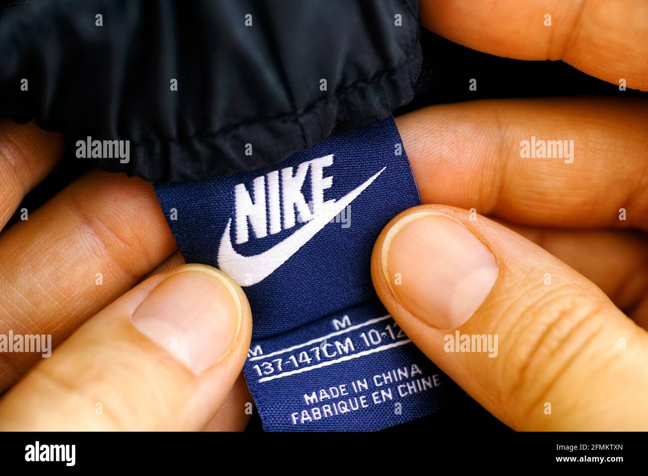Tambov, Federación Rusa - 03 de abril de 2021 Mujer manos con Nike Kids  sudadera etiqueta de ropa Fotografía de stock - Alamy