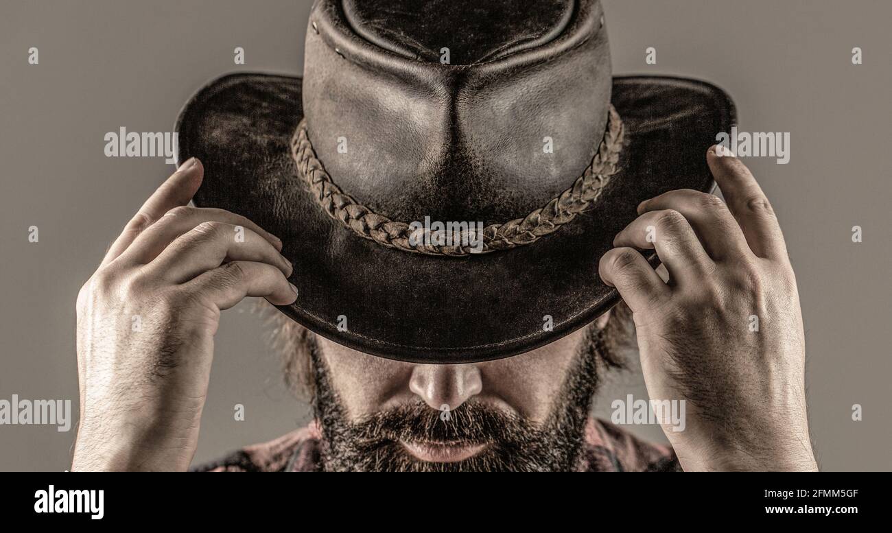 Hombre vaqueros sin afeitarse. Vaquero americano. Sombrero vaquero de piel.  Retrato del joven con sombrero de vaquero. Vaqueros en el sombrero. Guapo  macho barbudo Fotografía de stock - Alamy