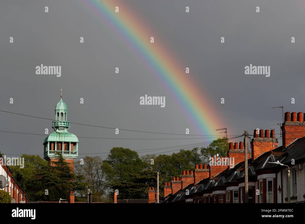 Loughborough, Leicestershire, Reino Unido. 10th de mayo de 2021. El tiempo en el Reino Unido. Un arco iris se forma sobre el Carillon después de la lluvia. Credit Darren Staples/Alamy Live News. Foto de stock