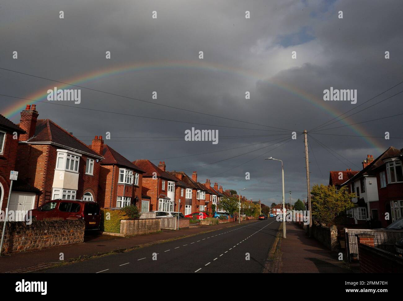 Loughborough, Leicestershire, Reino Unido. 10th de mayo de 2021. El tiempo en el Reino Unido. Un arco iris se forma sobre una calle de casas 1930Õs después de la lluvia. Credit Darren Staples/Alamy Live News. Foto de stock