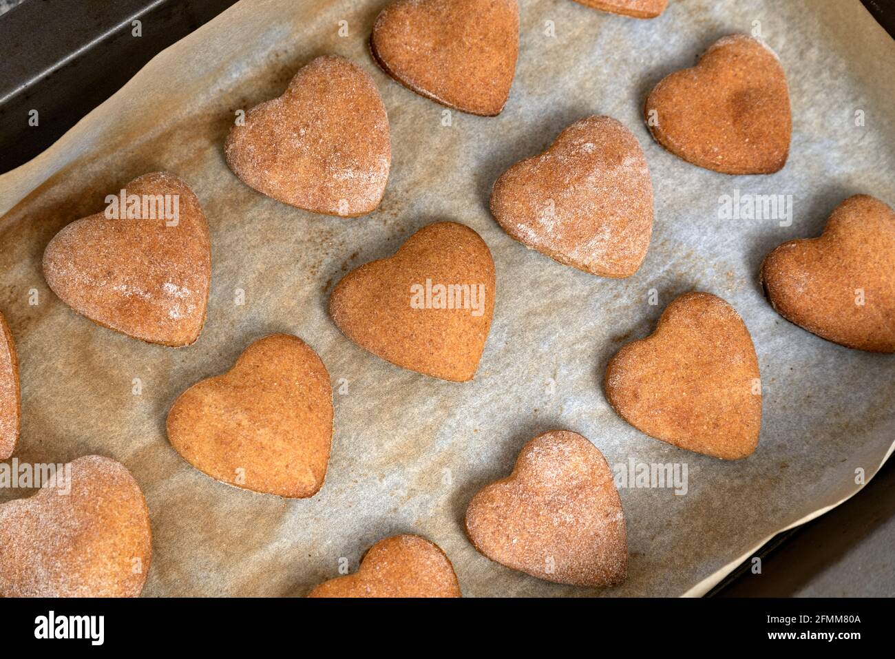 Pan de jengibre casero recién horneado o galletas de mantequilla en la hoja  para hornear Fotografía de stock - Alamy