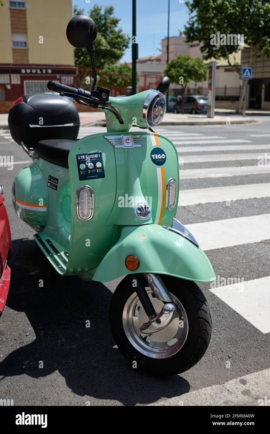 EMCO Nova scooter eléctrico estacionado en Málaga, España Fotografía de  stock - Alamy