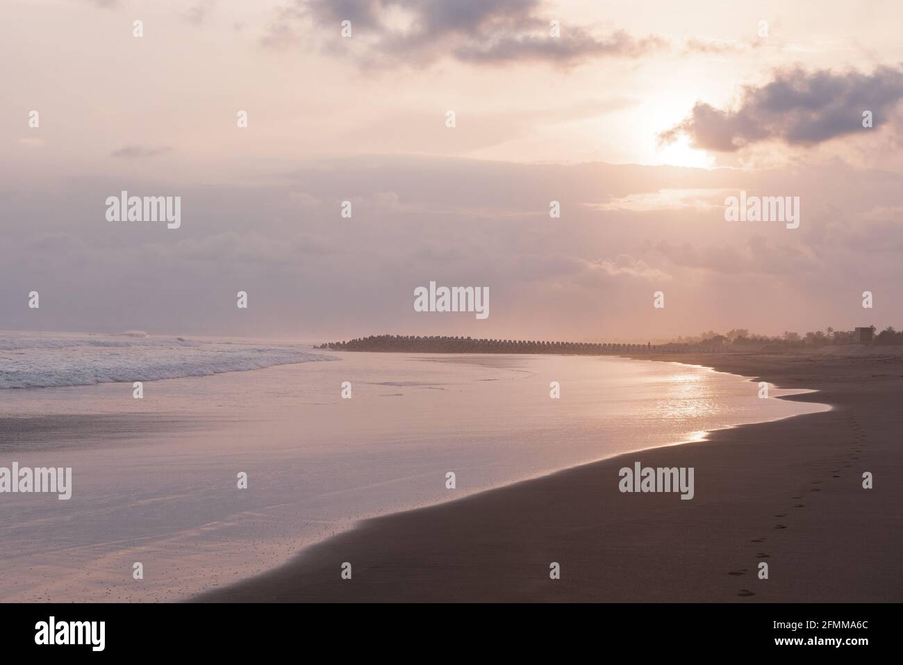 Puesta de sol en las playas de Pandagaran en Java, Indonesia. Foto de stock