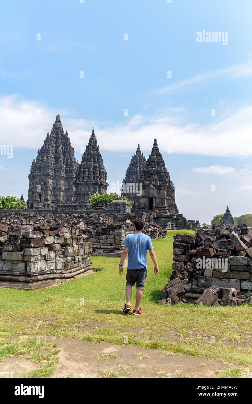 Yogyakarta, Java, Indonesia: 15-nov-2017: Turismo en el Templo Borobudur durante el día, Yogyakarta, Java, Indonesia. Foto de stock