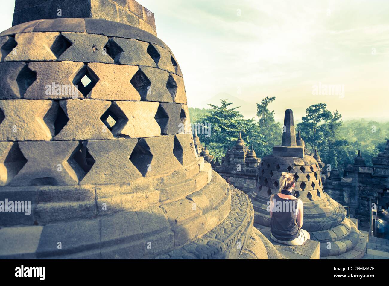 Yogyakarta, Java, Indonesia: 15-nov-2017: Turismo en el Templo Borobudur durante el día, Yogyakarta, Java, Indonesia. Foto de stock