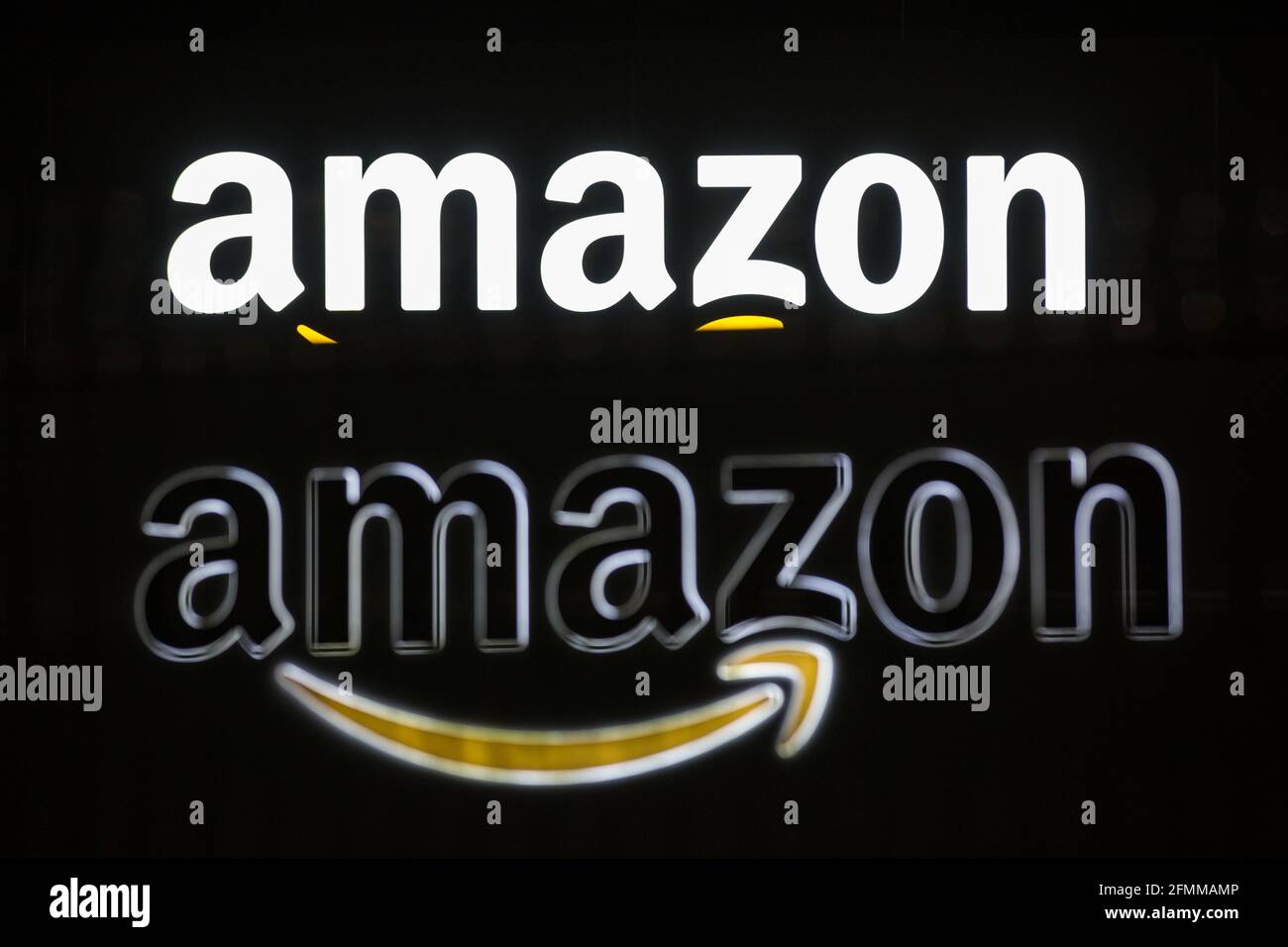 Empresa de tecnología multinacional estadounidense, logotipo de Amazon  visto en frente de la entrada al Centro de Logística de Amazon en Okmiany.  (Foto de Karol Serewis / SOPA Images/Sipa USA Fotografía de