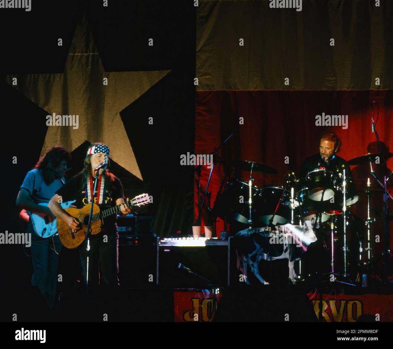 Willie Nelson y miembros de la banda actúan en el escenario en el Willie  Nelson Ozark Theatre en Branson, Missouri en 1992. Sigue prosperando como  una fuerza cultural y musical relevante y
