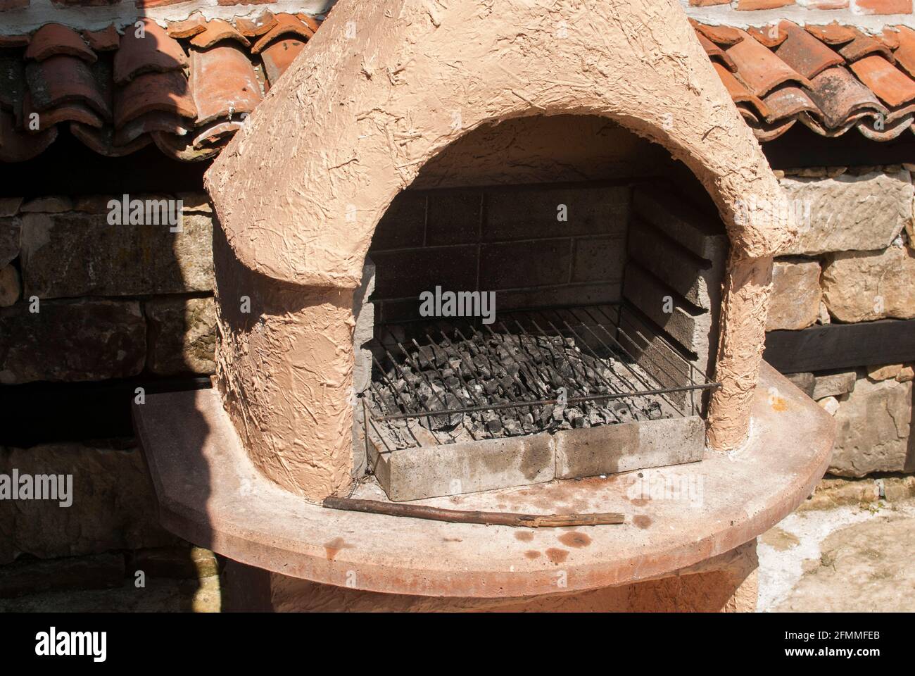 Antiguo horno de arcilla rural casa closeup al aire libre en el jardín del  pueblo Fotografía de stock - Alamy