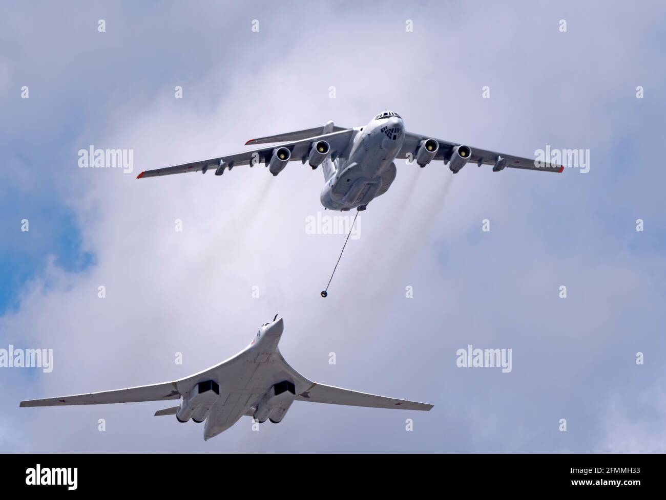 MOSCÚ, RUSIA - 7 DE MAYO de 2021: Desfile de Avia en Moscú. El buque tanque Ilyushin Il-78 y la plataforma estratégica de bombarderos y misiles Tu-160 en el cielo en el desfile de VI Foto de stock